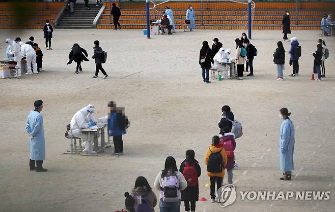 코로나19 검사, 줄 선 학생들 [연합뉴스 자료사진]