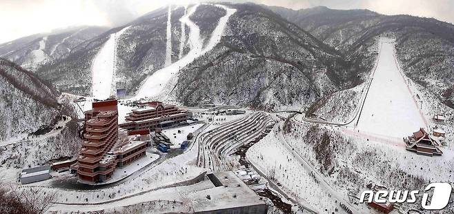 2013년 태백산맥의 마식령 고개에 건설된 마식령스키장 전경. (평화경제연구소 제공) 2020.12.19.© 뉴스1