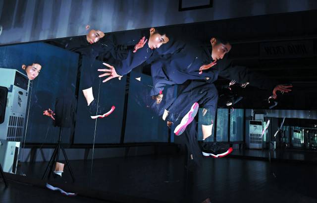 비보이 세계 톱랭커 김헌우가 14일 경기도 부천 진조크루 스튜디오에서 브레이크댄스 동작을 연습하고 있다. 한국은 2024년 프랑스 파리 하계올림픽에서 정식종목으로 채택돼 남·녀 금메달 1개씩을 경쟁할 브레이크댄스에서 유력한 메달권 주자로 평가된다. 한국은 김헌우를 포함해 세계무대에서 정상급 활약을 펼치는 비보이들을 상당수 보유한 국가다. 사진은 김헌우의 점프 동작을 다중노출로 촬영한 모습이다. 부천=최현규 기자