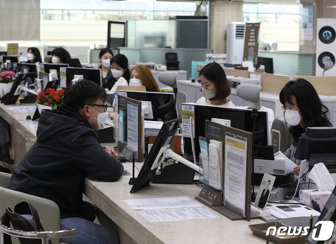서울 한 은행의 영업점 모습. 2020.3.31/뉴스1 © News1 신웅수 기자