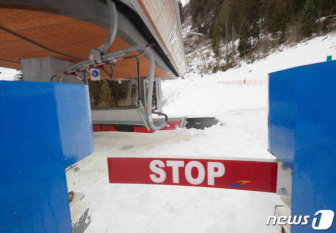 신종 코로나바이러스 감염증(코로나19) 사태로 문이 닫힌 프랑스 샤텔의 한 스키장. © 로이터=뉴스1