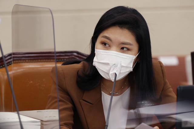 10월 13일 신현영 더불어민주당 의원이 국회 보건복지위원회의 식품의약품안전처 등에 대한 국정감사에서 질의하고 있다. 오대근 기자