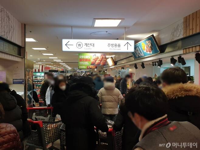 19일 오후 서울 노원구의 한 대형마트에 식료품을 구매하려는 고객들이 몰렸다. 델리코너 통로는 지나갈 수 없을 정도로 장사진을 이뤘다.