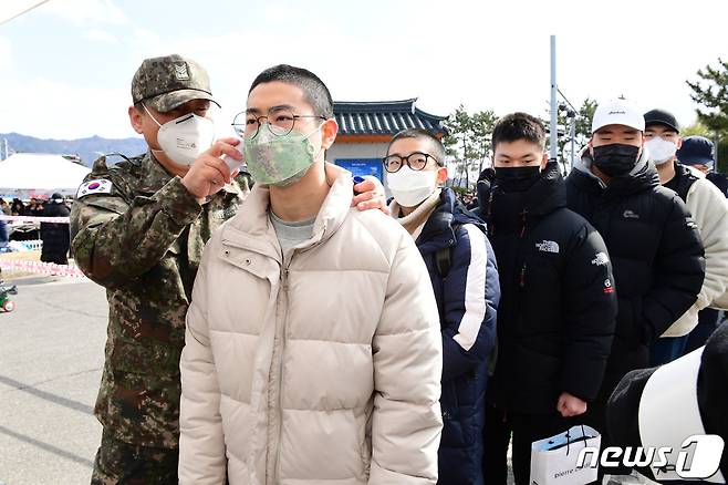 지난 2월 경남 진해 해군사령부에서 입영 전 체온을 측정하고 있는 664기 해군 입영대상자들. 2020.2.17/뉴스1