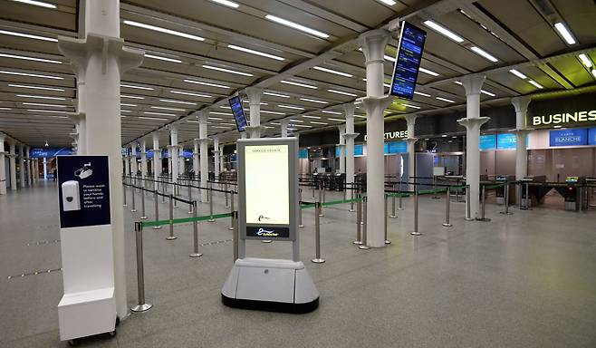 영국에서 기존 바이러스보다 전염력이 70% 이상 강한 변종 코로나 바이러스가 빠르게 확산하자, 유럽 각국이 이동 제한 조치에 나서고 있다. 영국 런던의 킹스 크로스 세인트 팬크라스 철도역 내부의 유로스타 터미널이 21일(현지시간) 텅 비어 있다.