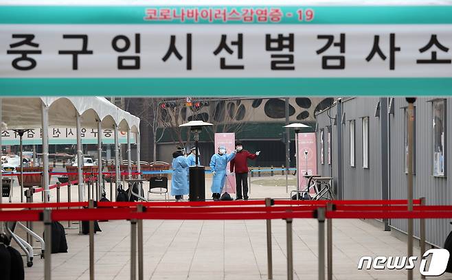 22일 오전 서울광장에 설치된 임시선별검사소에서 의료진들이 검사 시작 전 분주하게 움직이고 있다.  2020.12.22/뉴스1 © News1 박지혜 기자