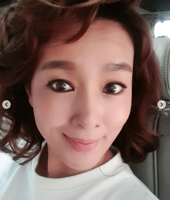 Kim Won-hee, This Beautiful look without Broadcast stations Lighting...Debut 29 years on set Half-mast to workKim Won-hee posted on Instagram on the 22nd, We arrived too early # We divorced # We should wait in the recording # Car # We should go in yesterday # Pure in the aftermath of outdoor shooting, but # Ting # Snow is somber and several photos.The photo shows Kim Won-hee waiting in the car for TV CHOSUN We Divorced recording.Kim Won-hee boasted beautiful looks while her age was difficult to gauge, capturing fans attention.On the other hand, Kim Won-hee is appearing in We are divorced, You can tell your sister, TV is carrying love.
