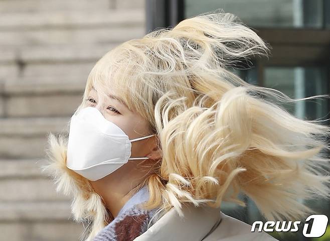WJSN Dayoung a little bit of a bum for Shampoo AD(Seoul=) = WJSN Dayoung poses as he enters the broadcasting station for KBS Cool FM Jung Eun-jis Song Plaza held at KBS Main Building in Yeouido-dong, Yeongdeungpo-gu, Seoul on the afternoon of the 23rd.2020.12.23