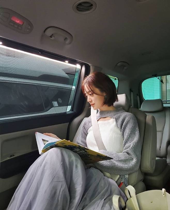 Hyelim, unrivaled intellectual beauty Reading English Training: Have Fun Improving Your SkiWoHyelim, a former group Wonder Girls, unveiled a beautiful visual.Wu Hyelim posted a photo on his SNS on December 23 with an article entitled The Difference a haircut make #lovingit.In the photo, Wu Hyelim showed off her elegant charm by wearing white knit with a knife hair style.Wu Hyelim showed an intellectual aspect by revealing his reading.Meanwhile, Wu Hyelim appeared on KBS 1TV On Dream School on November 29th.