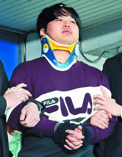 n번방 주범 조주빈(박사)이 지난 3월 서울 종로경찰서에서 검찰에 송치되기 위해 호송차량으로 향하고 있다. 뉴시스