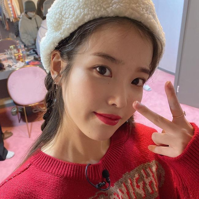  Singer and actor IU showed off her angelic heart and Beautiful lookss like Goddess ahead of Christmas.IU posted several emojis and photos on his Instagram on The 24th.The photo appears to have been taken after filming the IU TV content Christmas in Anger uploaded on the day.  IU decorated beautiful looks more brightly with Christmas-essentic costumes.Ahead of Christmas, the IU plotted a tree alone.  Various decorations were attached to the tree and sprinkled with snow, creating a Christmas atmosphere.Meanwhile, the IU welcomed Christmas and donated 100 million won through the Green And Fisheries Childrens Foundation this morning.
