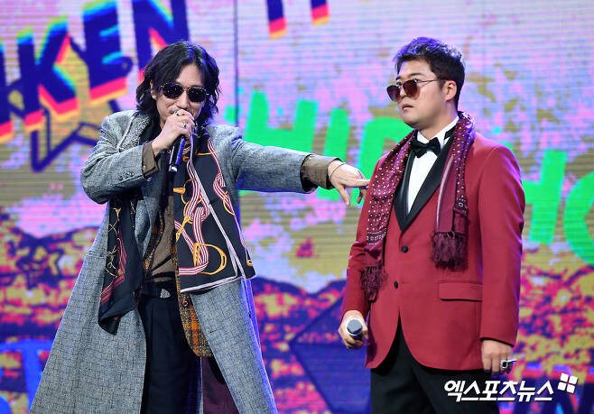 Singer Tiger JK and broadcaster Jun Hyun-moo, who attended the 2020 KBS Entertainment Awards held at KBS in Yeouido-dong, Seoul, are performing a wonderful performance.Photo: KBS Provision