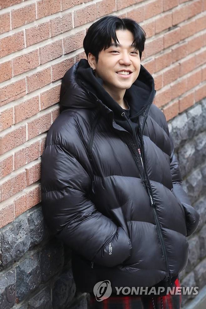 활짝 웃는 릴보이 (서울=연합뉴스) 강민지 기자 = Mnet '쇼미더머니9' 우승자 릴보이가 서울 강남구 삼성동의 작업실에서 진행된 인터뷰에 앞서 포즈를 취하고 있다. 2020.12.24 mjkang@yna.co.kr