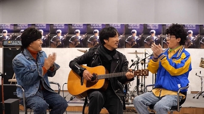 MBC Hangout with Yoo-Winter Song Rescue Operation features a living Legend Lee Moon-se, a music industry that transcends the times and generations.MBC Hangout with Yoo (director Kim Tae-ho, Kim Yoon-jip, Jang Woo-sung, Wang Jong-seok writer Choi Hye-jung), which will be broadcast on December 26, will reveal the images of Yoo Jae-Suk and Kim Jong-min who visited the practice room to get Lee Moon-se as guests of Operation Rescuing Winter Songs.Lee Moon-se, a living legend of the Korean music industry, is the protagonist who created countless hits such as Old Love, Girl, Writing under the shade of a street tree, and Red glow.It is a remake of junior singers such as Big Bang, Sung Si Kyung, Lim Jae Bum, Kim Bum Soo, Kyu Hyun, and IU who are known as the emperor of concert and entertainers of entertainers.The presence of Yoo Jae-Suk and Kim Jong-min, who are trying to get Lee Moon-se to the Winter Song Rescue Operation, steals attention.Yoo Jae-Suk wearing a baseball jumper with MBC Blue Dragon on the fast-paced Finkle Pharma and Kim Jong-min, who shows the end of retro with Cheongcheong Fashion on his long hair, seem to have returned to the 8090s on a time machine.Yoo Jae-Suk and Kim Jong-min, who opened the door of the practice room full of excitement, were soaked in the song of Lee Moon-se that they heard and stopped.Yoo Jae-Suk and Kim Jong-min, who naturally sang Techang to Lee Moon-ses song.However, it is said that he was somewhat embarrassed by the song that did not end.Lee Moon-se, who sang up to verse 2, regardless of the unconventional visuals of Yoo Jae-Suk and Kim Jong-min, was belated (?)He was surprised to find them. While he was singing a song, he said, The Invisible Man (?) When Yoo Jae-Suk asked, I am doing this, now you have seen it? Lee Moon-se is the back door that made the scene shout with the star-night down-talk.Yoo Jae-Suk said, I seem to be listening to the radio every time I hear his voice, and when I repeat the steam reaction of admiration, it was a star night family with starry night from school days to rookies.