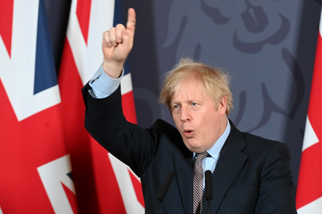 보리스 존슨 영국 총리가 24일(현지시간) 런던 다우닝스트리트 관저에서 기자회견을 열고 있다. /AFP연합뉴스