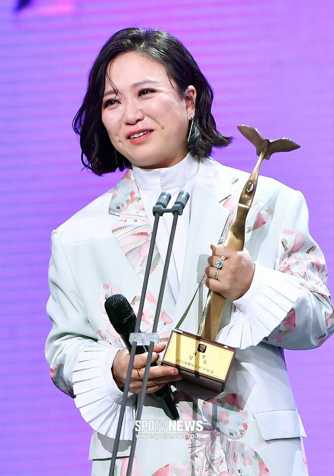The 2020 KBS Entertainment Awards were held at KBS in Yeouido-dong, Yeongdeungpo-gu, Seoul on the afternoon of the 24th.Kim Sook, a broadcaster who has won the Grand Prize, is shedding tears of joy and telling the awards.Photo: KBS Provision