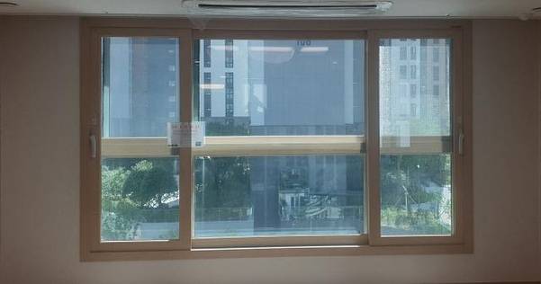 부산시 한 아파트에 태양열 차단필름이 시공된 모습. /후퍼옵틱 제공