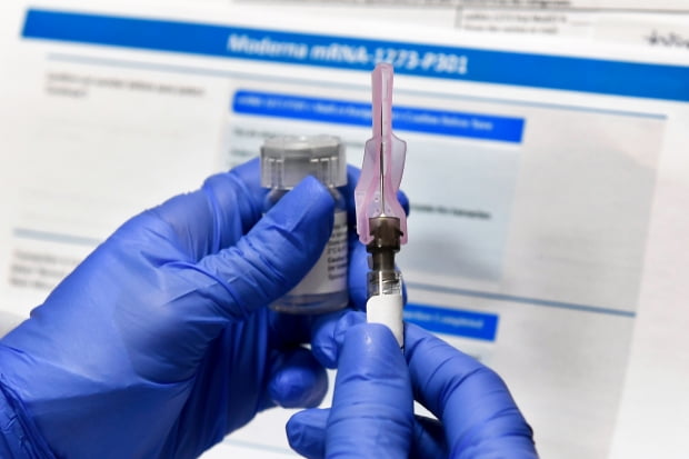 미 FDA 자문위가 긴급사용 권고한 모더나 코로나19 백신. /사진=AP