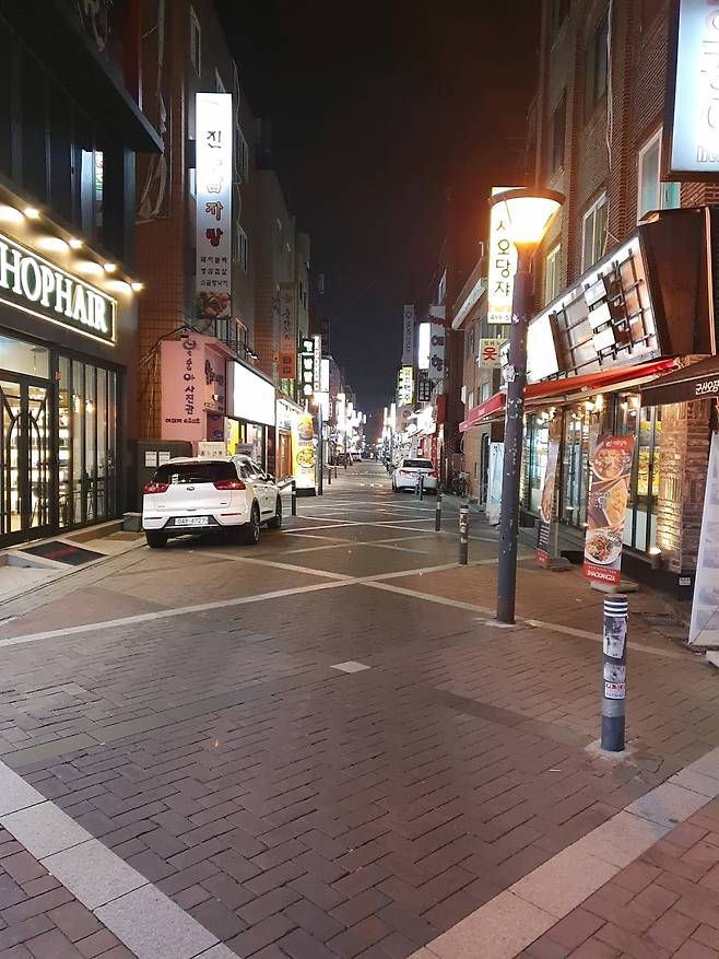 지난 22일 저녁 서울의 대표적 유흥가 중 한 곳인 광진구 건대입구역 근처 골목의 모습. 저녁 시간이지만 사람들이 드문드문 보이는 등 한적한 모습을 보이고 있다. 김지헌 기자/raw@heraldcorp.com