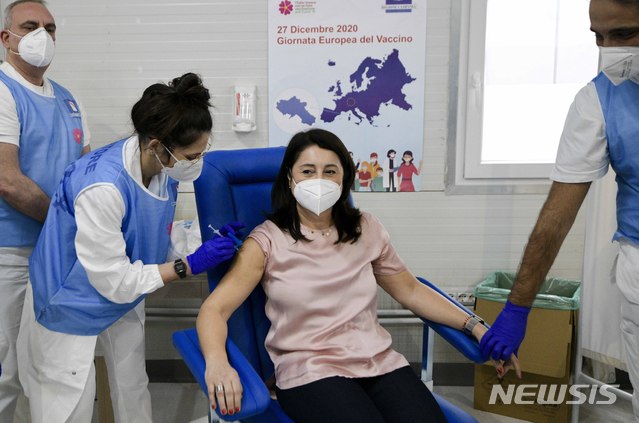 [나폴리=AP/뉴시스] 27일(현지시간)이탈리아 나폴리의 병원에서 한 의사가 신종 코로나바이러스 감염증(코로나19) 백신을 맞고 있다. 2020.12.27.