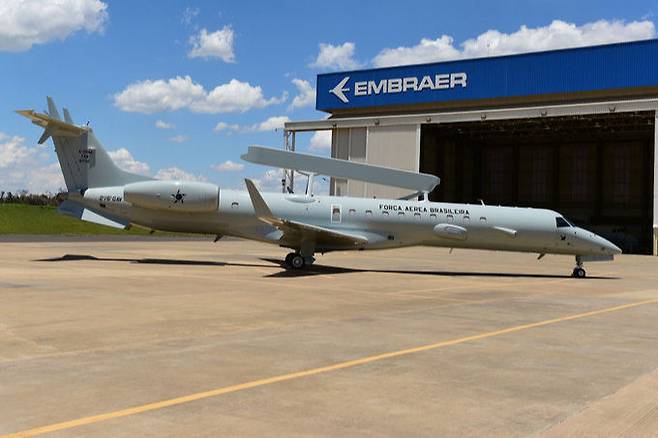브라질 엠브라에르가 만든 E-99M 조기경보통제기가 공장에서 출고되어 지상에 계류되어 있다. 엠브라에르 제공