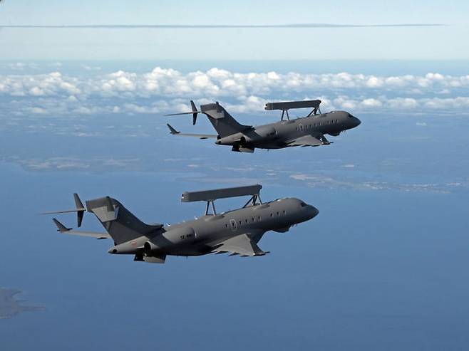 스웨덴 사브의 글로벌아이 조기경보통제기 편대가 비행을 하고 있다. 사브 제공