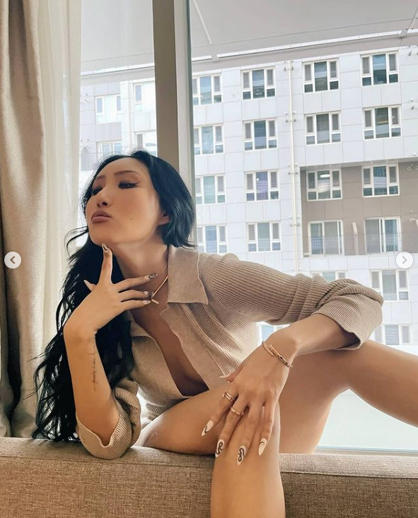 Hwasa posted a picture of herself on her Instagram account on Wednesday.Hwasa created a stylish atmosphere: Showing off her fascinating charm, she captivated Sight, a feeling quite different from her unconventional charisma on stage.On the other hand, Hwasa is active as a member of MBC I live alone.