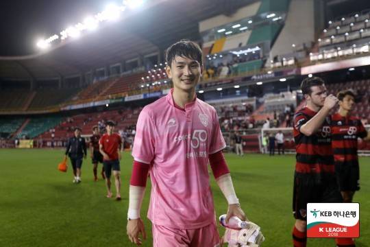 분홍색 유니폼이 잘 어울리는 포항의 강현무 골키퍼