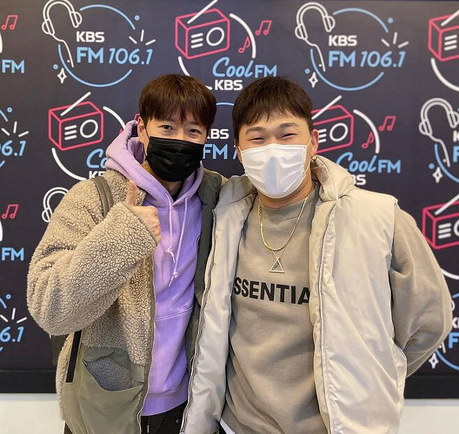 FMs vicar Rapper Swings has spoken out about the sad situation.Rapper Swings appeared as a guest on KBS Cool FM Cho U-jongs FM broadcast on the 28th.Swings said it was closing the gym, which was operating in the aftermath of the spread of Corona 19, for a month.The situation is the worst right now, Swings said, Im running four places, and Ive been closing for a month, its so sad.Those who do similar things seem to be too hard. Swings said, If the people who are exercising can not exercise, it is really hard. We want all of us to work hard.Swings finished fourth in the recently released Mnet hip-hop survival program Showtime Money 9.Im not satisfied with the rankings, Swings said, adding that Muschvenom and Lilboy were strong in the fan vote; my heart was getting tighter and the result really came out that way, it was so painful.iMBC  Photo Offering Cho U-jongs FM Acting Instagram