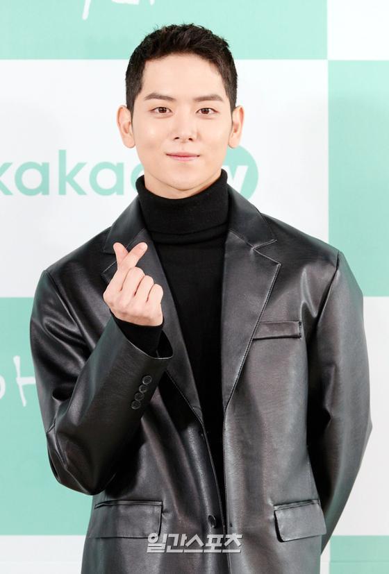 Actor Yeo Hoe-hyun attended the production presentation of the original Kakao TV drama Beautiful to Us which was held on Online Live on the afternoon of the 28th.For us who were beautiful (directed by Seo Min-jung) is a romance summoned by Kim Yo-han, So Joo-yeon, and Yeo Hoe-hyun, which is a story of Shin So-il, a cute high school girl, Cha Hun, a next-door childhood friend she has been in love with for 17 years, and friends who share youth with them.First broadcast on the 28th.