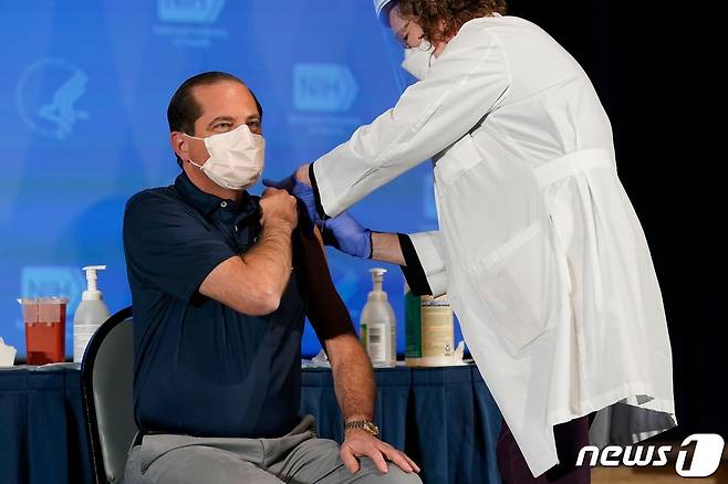 앨릭스 에이자 미국 보건복지부 장관이 22일(현지시간) 매릴랜드 주 베데스다에 있는 국립보건원에서 모더나가 개발한 코로나19 백신을 접종받고 있다. © AFP=뉴스1 © News1 우동명 기자