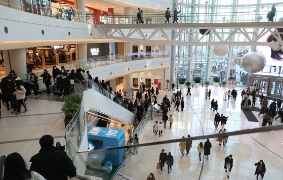 성탄절인 25일 서울 시내 한 대형쇼핑몰이 쇼핑을 나온 시민들로 붐비고 있다. 연합뉴스