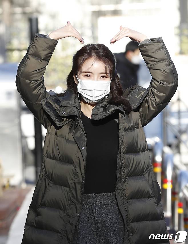 Seoul=) = Trot singer Seol Ha-yoon is on his way to work for the recording of the Trot National Sports Festival held at Yeouido kbs in Seoul Yeongdeungpo District on the morning of the 30th.2020.12.30