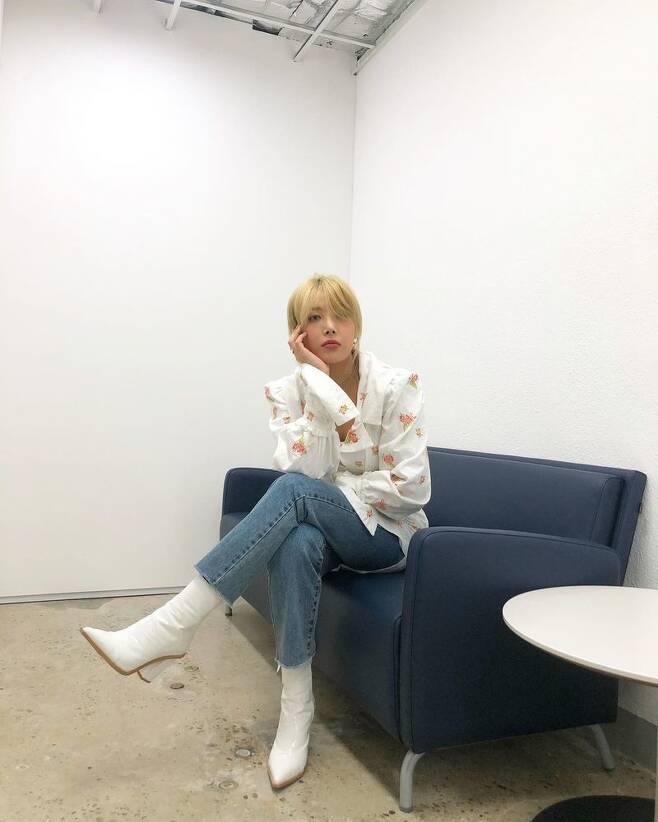 Singer Yubin from Group Wonder Girls has revealed the latest.Yubin posted a picture on his Instagram on December 30 with an article entitled 2020 is short.In the photo, Yubin showed a unique fashion sense by wearing a white blouse and jeans and giving a point to the look with white ankle boots.Yubin showed off his charm with chic charm by showing various poses.Meanwhile, Yubin released Nepep (ME TIME) on May 21.