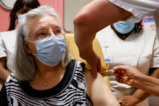 지난 27일 파리 근교에서 프랑스에서 처음으로 코로나 예방 백신을 맞은 모리세트라는 78세 여성./AFP 연합뉴스