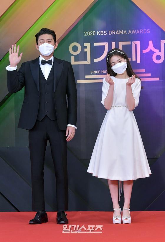 Actor Go Joon, Lee Yeon-yeon attends the 2020 KBS Acting Grand Prize red carpet held at Seoul Yeouido KBS on the night of the 31st.Photo: KBS Provides 2020.12.31