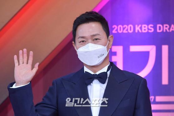 Actor Kim Yu-seok is attending the 2020 KBS Acting Grand Prize red carpet held at KBS in Yeouido, Seoul on the night of the 31st.Photo: KBS Provides 2020.12.31