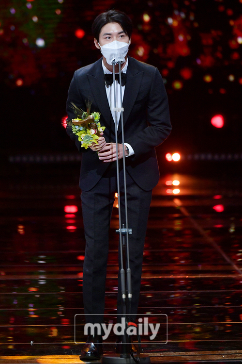 Actor Seo Ji-hoon is showing his feelings after winning the Rookie of the Year award at the 2020 KBS Acting Grand Prize held at KBS in Yeouido-dong, Seoul on the afternoon of the 31st.