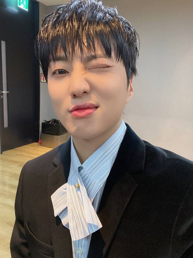 Group WINNER leader Kang Seung-yoon expressed his impression of attending 2020 MBC Acting Grand Prize.Kang Seung-yoon posted a picture on the official SNS on the afternoon of December 30th with the article 2020 MBC Acting Grand Prize which was happy to share the joy of our Kairos seniors.Ive taken it in high definition for the Inseo (WINNER fans) who would have been sorry for the mask. Tomorrow, we will meet as a singer at the 2020 MBC Song Festival.Kang Seung-yoon attended the 2020 MBC Acting Grand Prize held this afternoon.Kang Seung-yoon was nominated for the Man Rookie Award for MBC drama Kairos, which ended on December 22, and the honor of the award was given to actor An-hyun, who breathed through Kairos.Kairos is a time-crossing thriller drama depicting the process of a man Kim Seo-jin (Shin Sung-rok) a month after his young daughter was kidnapped and despaired, and a woman Han Ae-ri (Lee Se-young), a month ago, struggling across time to save her beloved.Kang Seung-yoon is a long-time best friend of Han Ae-ri, and has played a role as a disassembler.It was also well received for acting as a reality Nam Sa-chin (a boyfriend friend) that causes the excitement of viewers.Kang Seung-yoon will be on stage at the 2020 MBC Song Festival held on the afternoon of the 31st.In the first half of the MBC Masked Wang, he was invited to the Gayo Daejejeon in recognition of his performance as a six-game winning champion.In addition, Kang Seung-yoon will show 8 WINNER solo reality WINNER Becation - Bell Boys from January 4th with WINNER member Song Min-ho.We are working on a new solo album to be released in the first half of the new year.