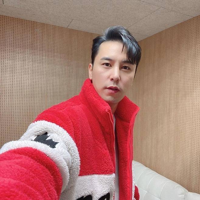 Jang Min-Ho has provoked The Earrings of Madame de... with a piece-like visual.Jang Min-Ho wrote on his Instagram on December 31, Todays end of the year with Mistrot, with tomorrows love call center.Happy New Year  and posted a picture.In the open photo, Jang Min-Ho is standing in front of the camera wearing an intense red coat.Jang Min-Ho showed off his visuals with a stiff nose and good eyes like the nickname Deer.The netizens responded that they were Deer, Good looking, Happy New Year and Red is too good.