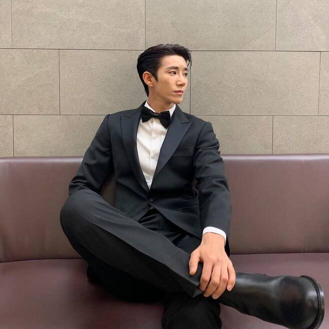 Hwang Kwanghee showed off her tall suit fit.Singer and broadcaster Hwang Kwanghee posted a picture on his Instagram on December 31.The photo shows Hwang Kwanghee looking somewhere in a black suit, with a sculptured visual catching the eye.