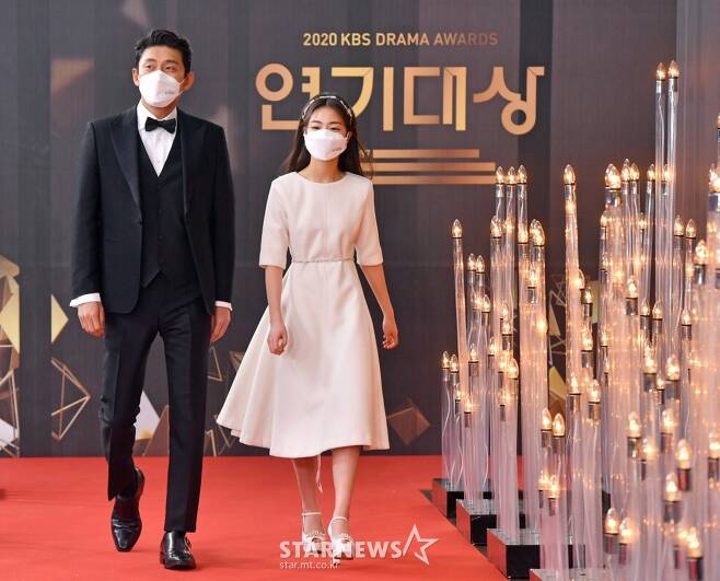 Actor Go Joon and Lee Ga-yeon are stepping on Red Carpet at the 2020 KBS Acting Awards ceremony held at KBS in Yeouido, Seoul on the afternoon of the 31st. / Photos