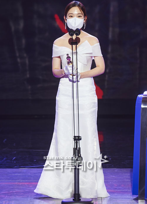 Actor Kim Seul-gi is giving a testimony after the awards ceremony at the 2020 MBC Acting Grand Prize ceremony held at MBC Public Hall in Sangam-dong, Seoul on the afternoon of the 30th.The awards ceremony was held by broadcaster Kim Sung-joo as a sole MC, and the safety of all performers and staff was the top priority in preparation for the new coronavirus infection (Corona 19), and it was conducted thoroughly in accordance with the government guidelines related to broadcasting production.