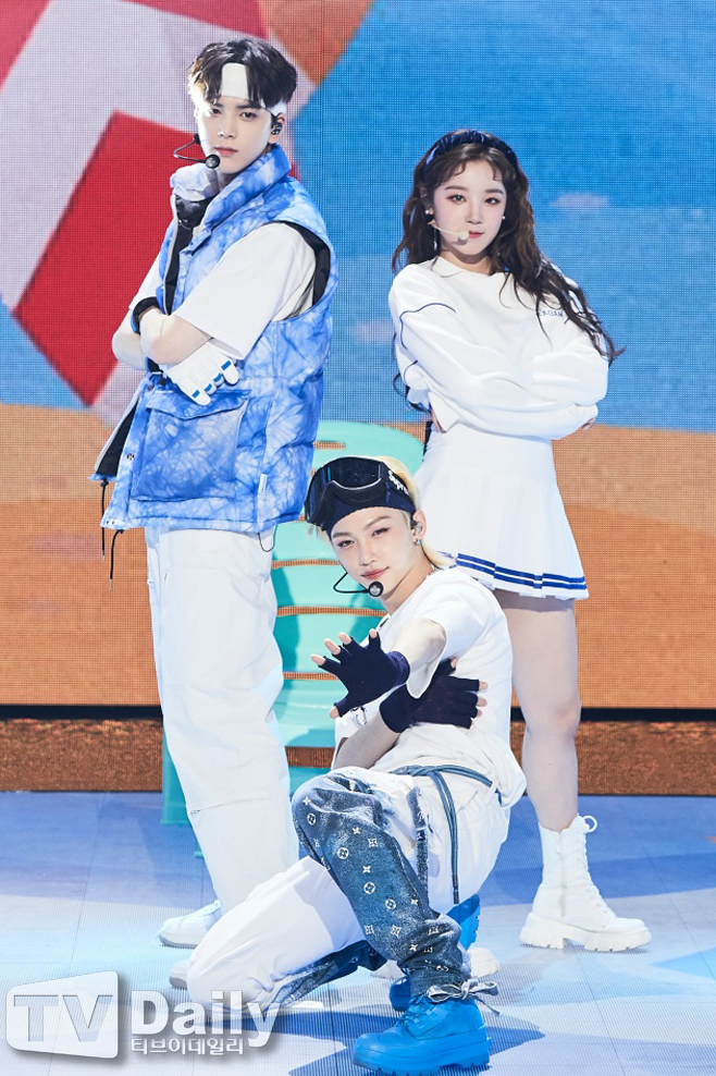 2020 MBC Song Festival: The Moment (THE MOMENT) was held on the evening of the 31st.On this day, StrayKids Felix, (girl) children Song Yuqi and The Boyz Younghoon are showing off their spectacular stage at the grand festival.Jang Sung-gyu, Yoona, and Kim Sun-ho played MC in 2020 MBC Song Festival, which is composed of Park Jin-young, Rain, Uhm Jung Hwa, Song Gain, Henry, Lim Young-woong, Mama Moo, NCT, God Se7en, I, StrayKids, Twice, Kang Seung-yoon, Norajo, The Boyz, Singers who have shined in 2020, including Zone, Espa, Ohmy Girl, Girl of the Month, Jesse, Trots National TOP4, Paul Kim, and Hwasa, attended the event.