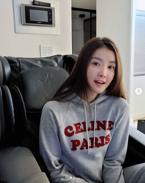 Actor Lee Si-young showed off her beautiful looks during the showLee Si-young posted two photos on his Instagram on the 31st with an article entitled Thank you for finally arriving at my house.Lee Si-young in the public photo is wearing a Robin Hood T-shirt at home and building a bright Smile.Comfortable and modest outfits made beautiful looks stand out during college days.Meanwhile, Netflix web drama Sweet Home starring Lee Si-young was released on the 18th.Photo: Lee Si-young Instagram