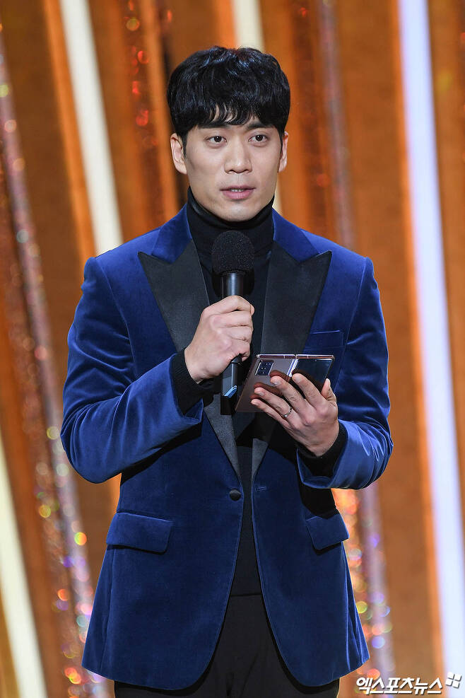 Actor Ahn Chang-hwan, who attended the 2020 SBS Acting Awards ceremony held at SBS Prism tower in Sangam-dong, Seoul on the afternoon of the 31st, is awarding.