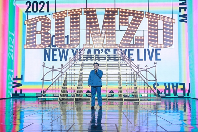 2021 NEW YEARS EVE LIVE presented by Weverse (hereinafter referred to as 2021 NEW YEARS EVE LIVE) met former World viewers.On December 31, 2020, the first joint performance of Big Hit labels The Artists, 2021 NEW YEARS EVE LIVE was held at Kintex, Goyang City, Gyeonggi Province from 9:30 pm on December 31, 2020.The performances included Lee Hyun, Category, NUEST, BTS, GFriend, The Day After Tomorrow Esporte Clube BahiaTwogether, and ENHYPEN, which are the artists of Big Hit labels.The performance was titled Weve Connected, with the meaning of connecting with The Artist and The Artist, Fan and Fan, The Artist and Fan, and the end of 2020 and the first of 2021.In particular, it added special meaning to the first concert to meet the artists of Big Hit labels in one place.This performance was scheduled to be performed simultaneously on and off, but it was only live streaming due to the Corona 19 situation.Despite the reality that it is difficult to meet and connect physically with Only, MEET & GREET, Global Connect Stage, Halsey, Lauv, Steve Aoki, which were able to meet The Artist behind the stage in the studio A rich range of attractions, including collaboration with the late Shin Hae-cheol and the stage beyond time and space, embodied with artificial intelligence (AI) technology, have fascinated former World viewers.In addition, five large stages optimized for each of The Artists have created a lively stage using state-of-the-art technologies such as Augmented Reality (AR) and Extension Reality (XR).The stage, which actively utilized the advantages of online performances, was also outstanding.A special performance was held for all World Music fans to have a new experience in watching new performances, including new hologram technologies that were not experienced in offline concerts.The organizers also completed the stage with pre-recording and real-time broadcasting in order to provide the performance of the artists of Big Hit labels with the best quality along with various set lists.The audience selected the screen that they wanted to see from the ultra-high-definition 4K and 6 high-definition HD multi-view screens in real time with such various technologies and rich repertoire.Part1. WE ConnectThis years performance was under the theme of Weve Connected, and four sub-subjects of WE, RE, NEW and 2021 Connect were expressed in the music, performance and stage of the artists.WE was opened by group leaders of Big Hit labels The Artists (Lee Hyun, Category, JR, RM, Wish, Suvin, Garden).They expressed their connection to the new World by becoming doors to each other, and showed that the artist and former World fans are connected to each other with music.ENHYPEN then performed fantastic performance with three songs including Let Me In (20 CUBE) and 10 Months including the title song Given-Taken of the debut album BORDER: DAY ONE.Next is The Day After Tomorrow Clube BahiaTwogethers title song Dream Chapter: ETERNITY The Night World Burns, Were ... (Cant You See Me?).The Day After Tomorrow Clube BahiaTwogether performed a refreshing and intense performance in order of Misode1: Blue Hour lost the weather, Wishlist, You and I found in the sky at 5:53 along with the song Puma that left the zoo.The category and Lee Hyun also completed the stage where the wide range of music spectrum stands out.The category added the heat of the performance by singing GIVE IT 2 U, Forever Young and Dattara in a series of medleys, and showed explosive singing ability on BEAUTIFUL stage.Lee Hyun, in a voice of appeal, sang the best of my things and the evil story, raising the atmosphere of the performance.Part 2. RE ConnectRE was filled with music and stage reinterpreted as a collaboration with new genres, musical instruments, and characters.Based on the remaining video data of the late Shin Hae-cheol, 3D modeling (hologram) of the deceased was implemented using artificial intelligence (AI) technology, and his unfinished song, The Day After Tomorrow Esporte Clube Bahia Twogether Hunning Kai, ENHYPEN Jay reinterpreted with the hologram.The life-time hit song To You, which was arranged with the sound and rhythm of Korea, stood on stage with the late Shin Hae-cheol, whose holograms were implemented by category, NUEST Baekho, GFriend Yuju, The Day After Tomorrow Clube BahiaTwogther Taehyun and ENHYPEN Hee Seung. It gave me a touch and a good luck.Part3. NEW ConnectIn the reality that many things became impossible with Only, the stage of The Artist, who tried to connect with the world constantly in a new way, led to NEW.NEW has enhanced the immersion of viewers with its rich attractions that add vivid AR and graphic effects.GFriend opened the stage with the title song Night of his sixth mini album Time for the Moon night released in 2018.The hit songs followed up with the title song Crossroads of LABYRINTH (Shoi: Ravelins), Apple of Song of the Sirens, Walpurgis Night title song MAGO I sang and warmed up the atmosphere.Just after that, the stage for NUEST was released.NUEST, along with dancers and orchestras, performed the fourth mini album title songs Queens Knight, Love Paint, BET BET on the stage reminiscent of the chessboard, and then performed Shadow, Im in Trouble, LOVE ME, DRIVE It shows the song by mash-up and adds a different fun with a good composition.BTS was the first Korean singer to appear on stage as a single Dynamite, which made it to the top of the US Billboard single chart Hot 100.Then, he peaked the atmosphere by singing the song Best Of Me of the mini album LOVE YOURSELF Her.Part4. 2021 ConnectThe 2021 CONNECT was filled with countdowns and performance finales that comforted 2020, when everyone was in trouble, and cheered up 2021, which would be better.The concert was Global Connect Stage, a collaborative stage with overseas The Artists.BTS, along with the Raub, who appeared on stage through hologram technology, is playing with the guitar accompaniment, Make It Right (feat).Lauv) and the poems for the small things (Feat. Steve Aoki) and the MIC DROP.In Halsey stage, Steve Aoki and Halsey appeared through large LEDs, respectively, and the atmosphere became even hotter.The ending stage of 2021 NEW YEARS EVE LIVE was decorated by BTS.He sent a message of comfort and hope to former World Music fans who are communicating with the connection of Music by singing the new album Deluxe Edition title song Life Goes On.