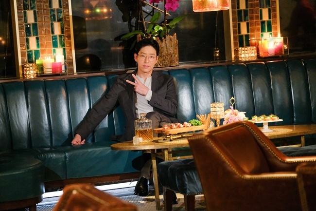 The scene of the filming of Penthouse has been released.The SBS monthly drama Penthouse (playplayed by Kim Soon-ok/directed by Joo Dong-min) has firmly secured the top throne of all channel mini-series from its first broadcast to its last 19th, and has maintained the top spot in ratings for 19 consecutive times.In particular, Lee Ji-ah - Kim So-yeon - Eugene - Um Ki-joon - Eun-Kyung Shin - Bong Tae-gyu - Yoon Jong-hoon - Yoon Joo-hee - Park Eun-seok - Ha Do-kwon are receiving favorable reviews.On January 1, Penthouse expressed its gratitude to viewers who have been hotly loved and interested in the past, and released Unofficial Behindcut of Pent Corps to appease the regret of Season 1 End.Lee Ji-ah, a Shim Soo-ryun station who gave the Hera PheriSams Club people a end-of-the-way revenge battle to the death of her daughter in the play, is smiling with her gaze down and thinking with her chin and her chin.In addition, Kim So-yeon, who is continuing his heinous evil girls journey due to his blindness to power and honor, has made a bright smile that he can not see in the drama, and he looked at Camera.Eugene, who played the role of Oh Yoon-hee, who had been in the public interest of viewers by revealing the true color of evil at the same time that he was the real criminal of the murder case of Min Seol-ah (Cho Soo-min), was immersed in filming and made people laugh at him as a cheerful act of direct control of Camera.Um Ki-joon, who expresses the role of the evil axis of the evil with overwhelming charisma, is equipped with the coolness of Mass man and is stealing his gaze with a cute V pose opposite to the face that is expressionless.In addition, before the end of the heart training in the drama, the Hera PheriSams Club people gathered in front of the fountain and enjoyed the joy. In the scene, Lee Kyu-jin station Bong Tae-gyu built a bright Smile, both hands held Umji, and showed a unique Gyujin Jangku charm. The station Choi Ye-bin completed a friendly two-shot and attracted attention.In addition, Yoon Chul Has station, Yoon Jong-hoon, poses for Umji toward Camera through the bars of the bus, and Park Eun-seok, who crosses the station of Gong-dong and Logan Lee, is concentrating somewhere while concentrating somewhere.In addition, while the family of the world, including Kim So-yeon - Yoon Jong-hoon - Choi Ye-bin, took a certification shot in a completely different atmosphere from the play, the Pent Kids burst into a lovely smile and a cheerful smile, including Kim Hyun-soo, Eugenie, Jin Ji-hee, The scene was painted with warmth.