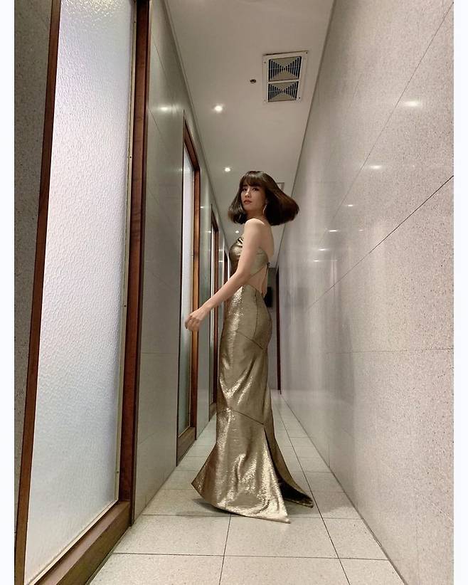 Actor Park Ha-sun gave a New Years greetings with a review of the year-end awards ceremony.Park Ha-sun wrote on his personal instagram on January 1, On the last day of 2020, I was with SBS <Smoke Grand Prize>, one of the radio and drama <Driving> production companies, and soon better news!We have only good things this year. * When we are left in the shop, we are a stylist.In the photo released together, Park Ha-sun boasts a deadly back in Fein golden dress with back and back, a slim figure without a flabby eye-catching.Its like the Little Mermaid visual.