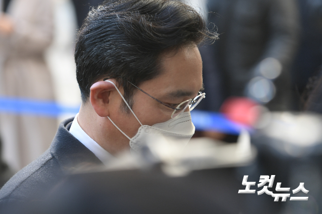 이재용 삼성전자 부회장이 30일 오후 서울 서초구 서울고등법원에서 열리는 '국정농단' 사건 파기환송심 속행 공판에 출석하고 있다. 이한형 기자